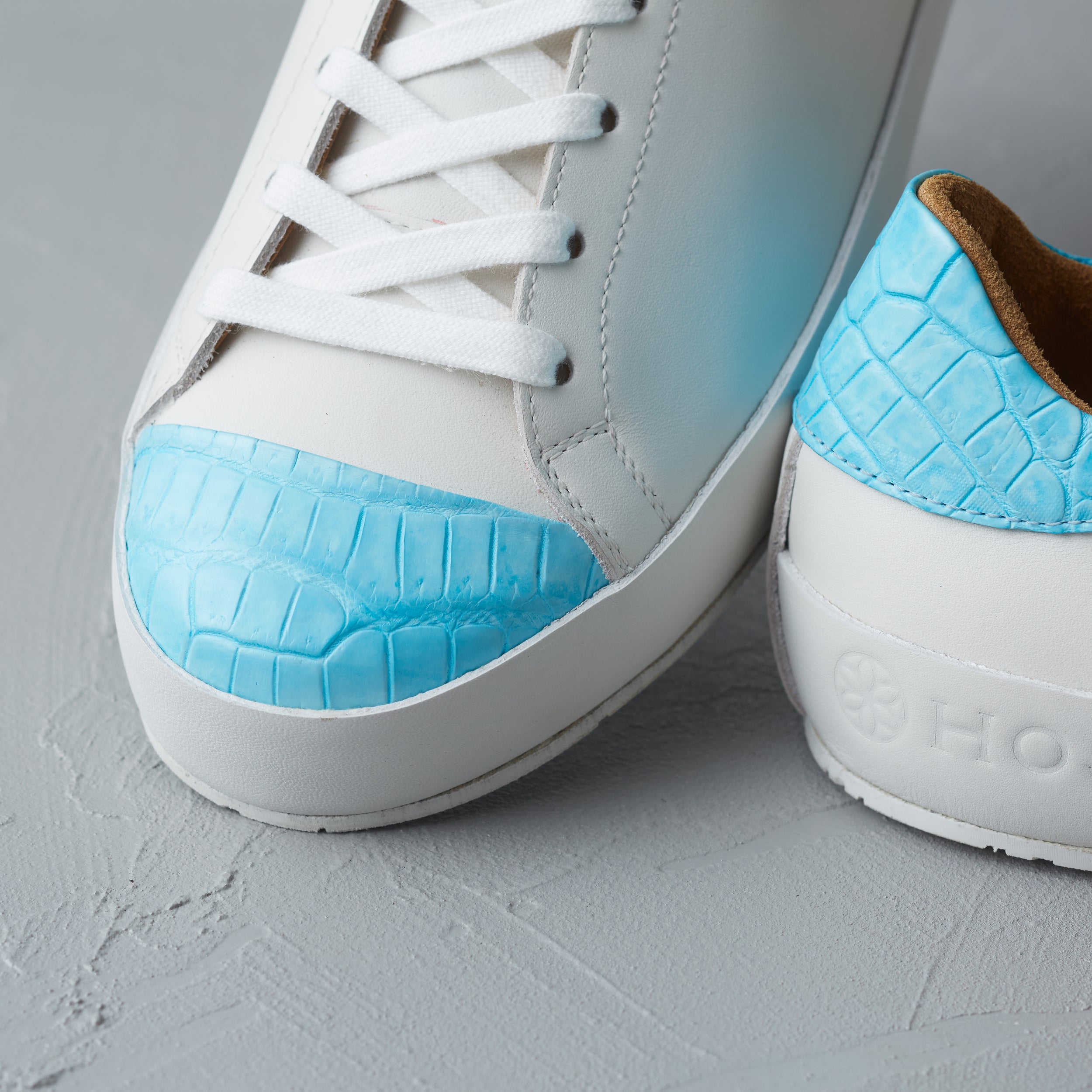 [women's] Liberte - low-top sneakers - combination toe white and blue crocodile
