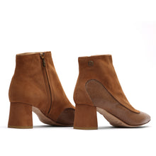 Load image into Gallery viewer, [women&#39;s] reunion - veil-line ankle-boots - camel suede x light brown stingray
